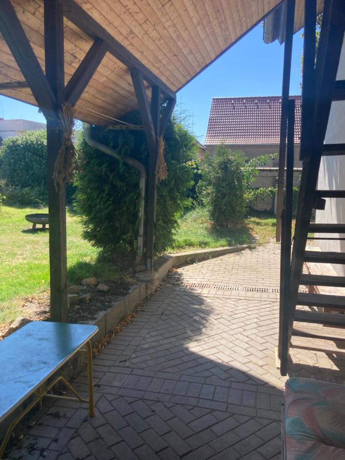 Prijemny Apartman Se Zahradou Ostresany Zewnętrze zdjęcie