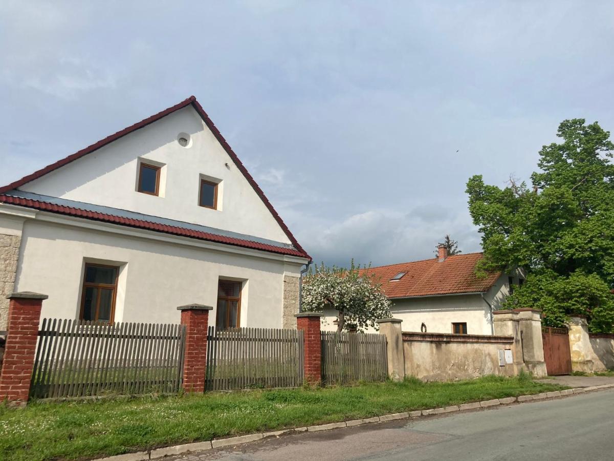 Prijemny Apartman Se Zahradou Ostresany Zewnętrze zdjęcie