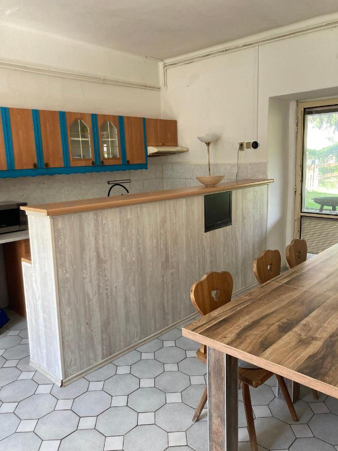 Prijemny Apartman Se Zahradou Ostresany Zewnętrze zdjęcie